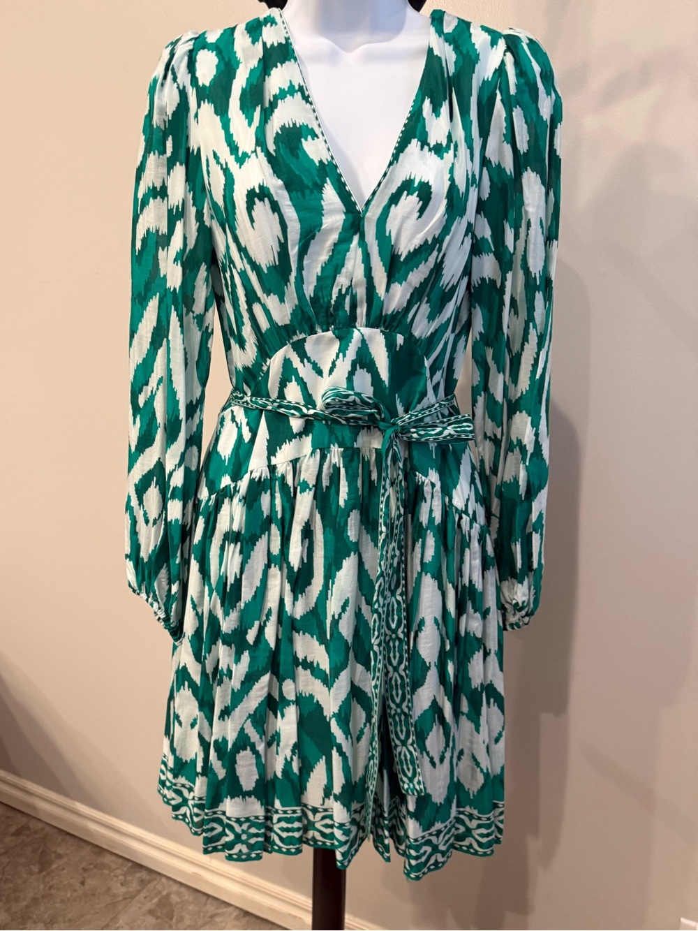 Alex Marie Green and White Printed V-Neck Tie-Waist Long Sleeve Dress